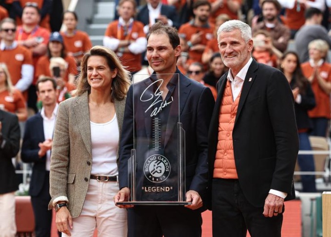 Francia: ex tennista Nadal partecipa a cerimonia in suo onore (2)