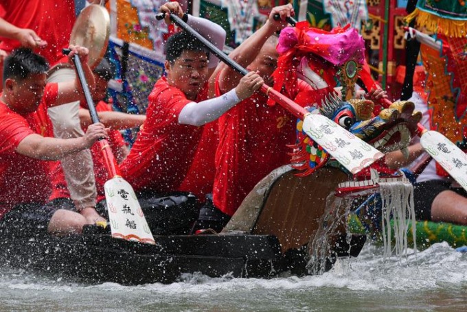 Cina: celebrazione della Festa delle Barche Drago