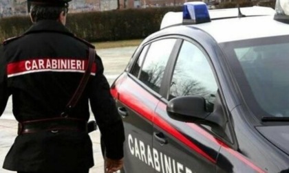 Aggredisce un giovane in centro, denunciato