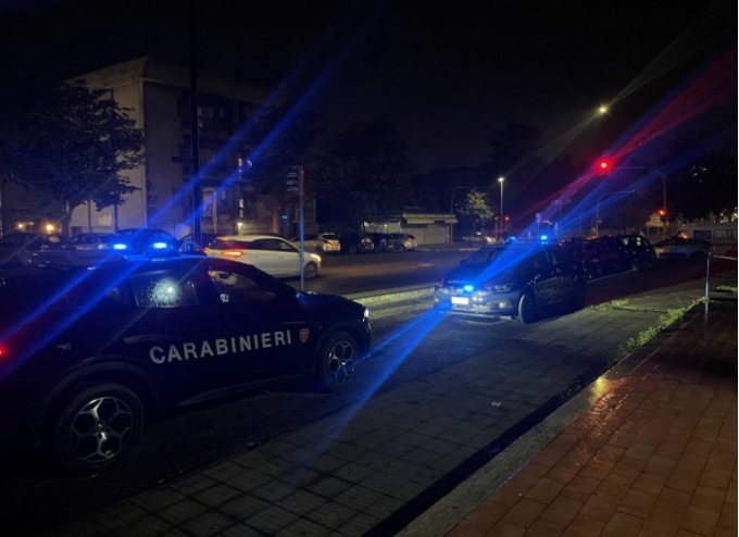 Nuovi spari al quartiere Toscanini, sei fori di proiettile sul portone