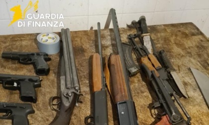 22 chili di cocaina e kalasnikov in casa, quattro arresti