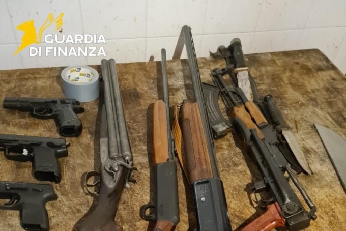 22 chili di cocaina e kalasnikov in casa, quattro arresti