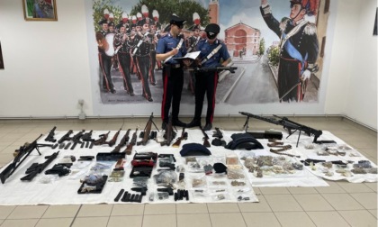 Arsenale in casa, arrestato un cittadino spagnolo. Le immagini