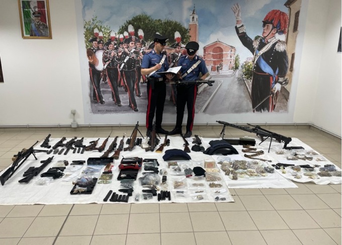 Arsenale in casa, arrestato un cittadino spagnolo. Le immagini