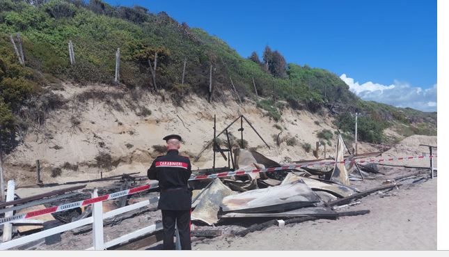 Chiosco in fiamme, si indaga
