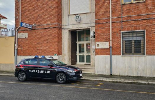 Fuggono all’alt e minacciano i militari, arrestati