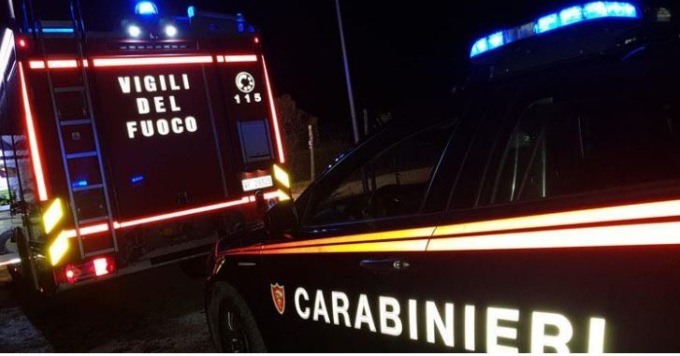 Incendio in un magazzino dismesso, nessun danno alla struttura