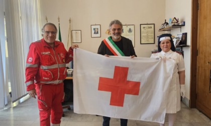 Terracina celebra la Giornata della Croce Rossa e della Mezzaluna Rossa con la bandiera esposta sul Palazzo Comunale
