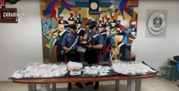 Nel bagagliaio 15 kg di cocaina, arrestati madre e figlio