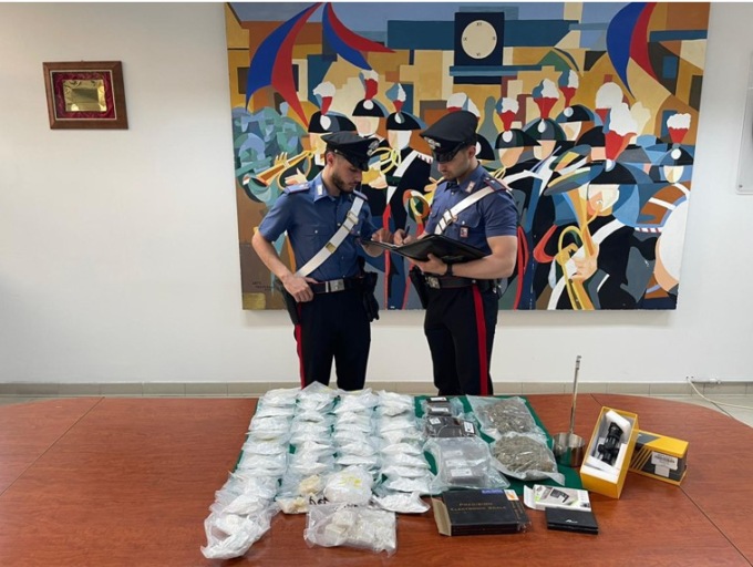 Viaggiava con oltre sei chili di droga in auto, arrestato