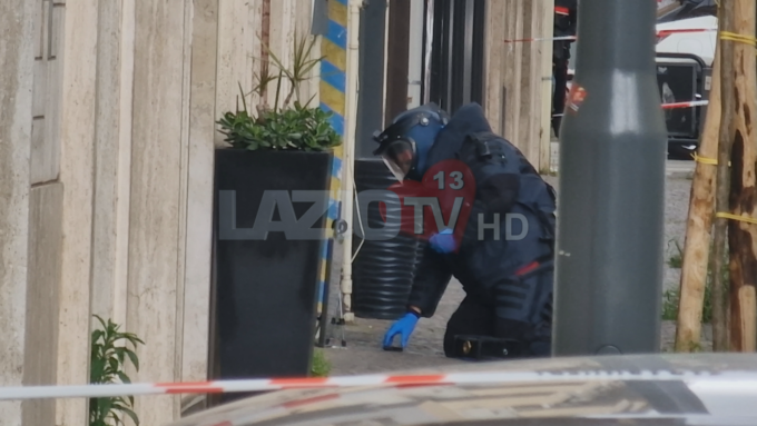 Bombe, una regia comune dietro gli episodi