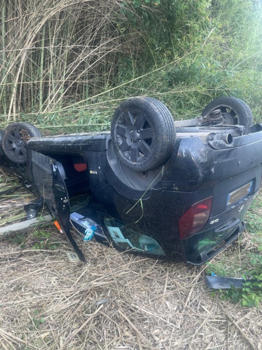 Finisce fuori strada, 80enne in ospedale