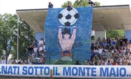 Rissa in campo tra calciatori e in mezzo alla strada tra tifosi, partita sospesa