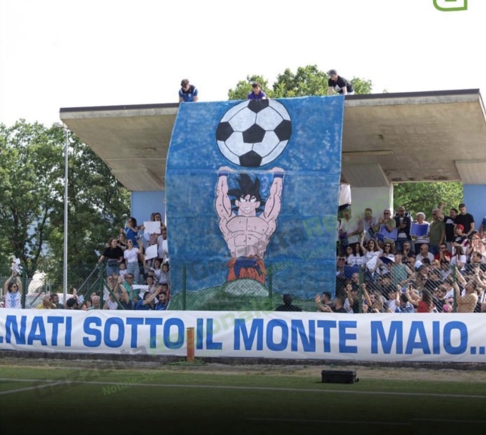 Rissa in campo tra calciatori e in mezzo alla strada tra tifosi, partita sospesa