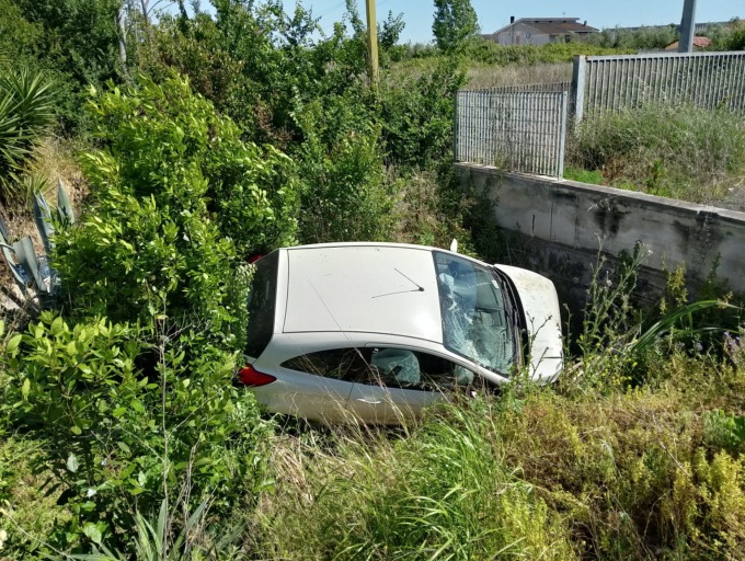 Incidente in via Epitaffio, uomo in codice rosso