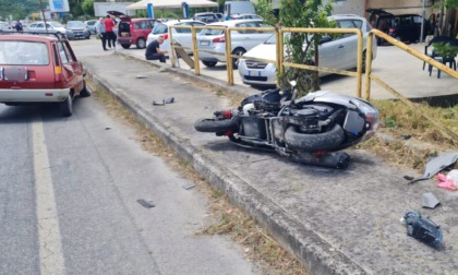 Scontro tra un'auto e una moto, grave il centauro