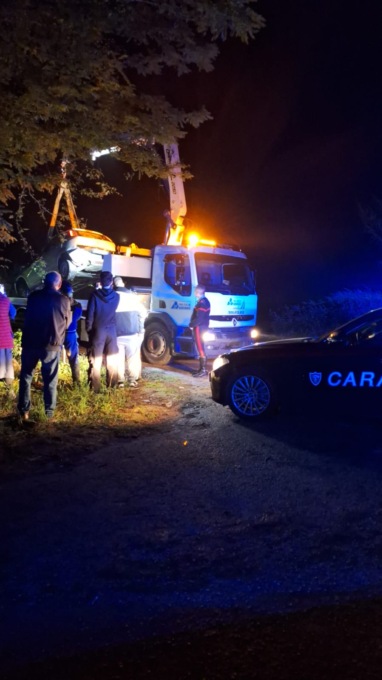 Auto nel canale, salvati cinque giovani