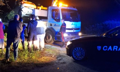 Auto nel canale, salvati cinque giovani