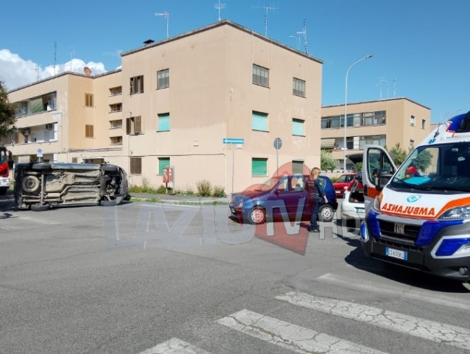 Scontro auto-furgone in centro