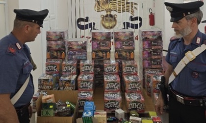 Trovato con oltre 1500 proiettili e fuochi d'artificio: denunciato