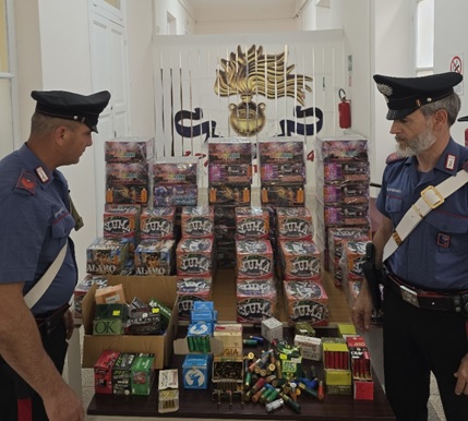 Trovato con oltre 1500 proiettili e fuochi d’artificio: denunciato