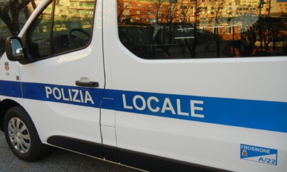 Trova 250 euro per strada e li consegna alla Polizia Locale