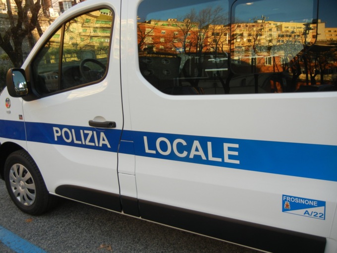 Trova 250 euro per strada e li consegna alla Polizia Locale