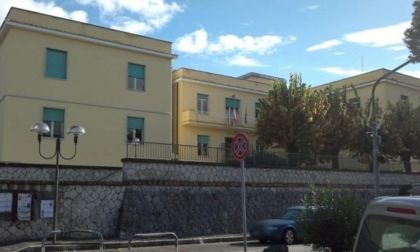 Cadono calcinacci su un alunno, il sindaco chiude la scuola media