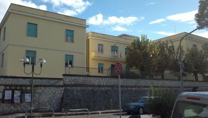 Cadono calcinacci su un alunno, il sindaco chiude la scuola media