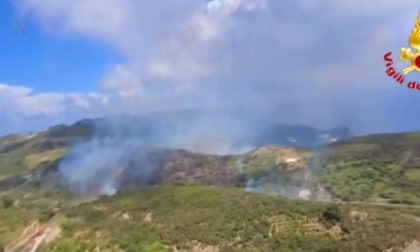 Vasto incendio, fiamme vicino alle case e al poliambulatorio