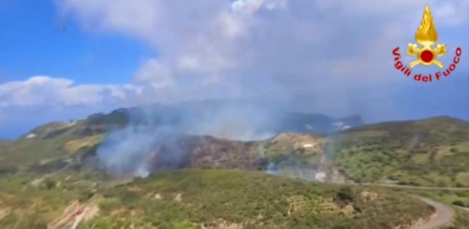 Vasto incendio, fiamme vicino alle case e al poliambulatorio