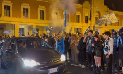 Napoli Campione d'Italia, i tifosi festeggiano in Piazza del Popolo