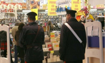 Tentano di rubare della merce in un negozio ma riescono a fuggire