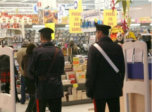 Tentano di rubare della merce in un negozio ma riescono a fuggire