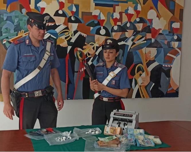 Trovato in casa con la cocaina e oltre 30 mila euro in contanti