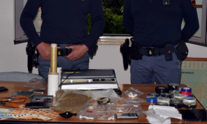 Spaccio di cocaina e crack in casa, quattro arresti