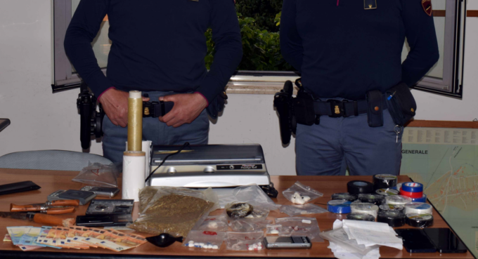 Spaccio di cocaina e crack in casa, quattro arresti