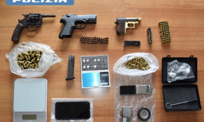 Pistole e droga nel bagagliaio dell'auto, arrestato