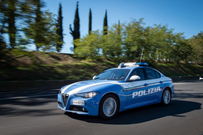 Controlli della polizia,  scattano un Daspo e un Dacur