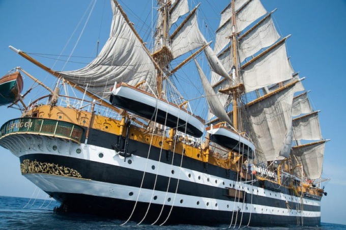 L’Amerigo Vespucci incanta la città