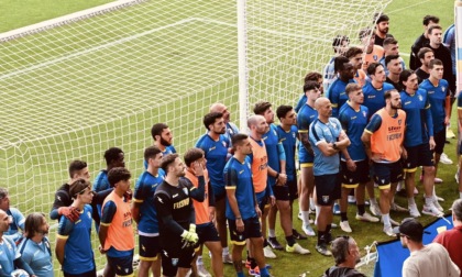 Frosinone, l'abbraccio dei tifosi all'allenamento dello "Stirpe"