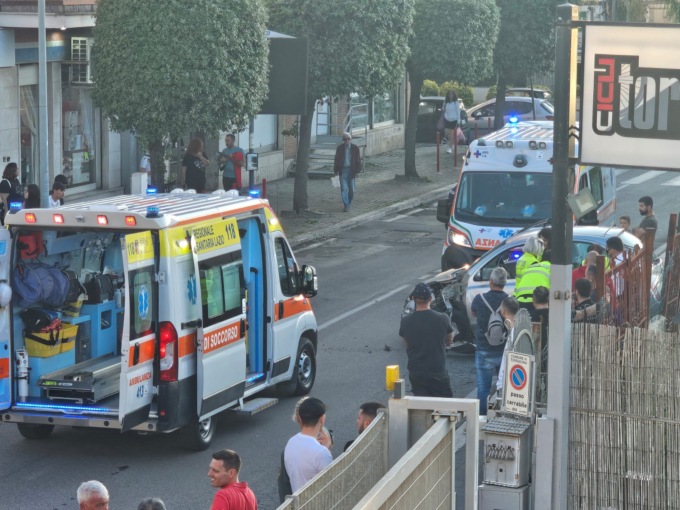 Scontro tra due auto, un ferito