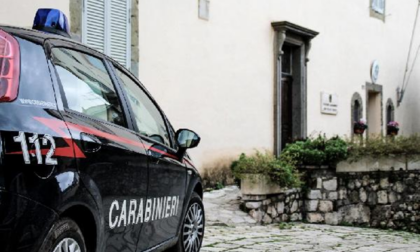 Aggressione con un coltello e una bottiglia per 100 euro