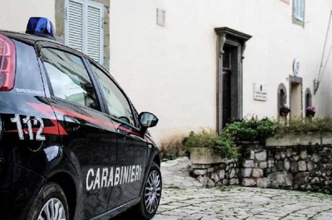 Aggressione con un coltello e una bottiglia per 100 euro