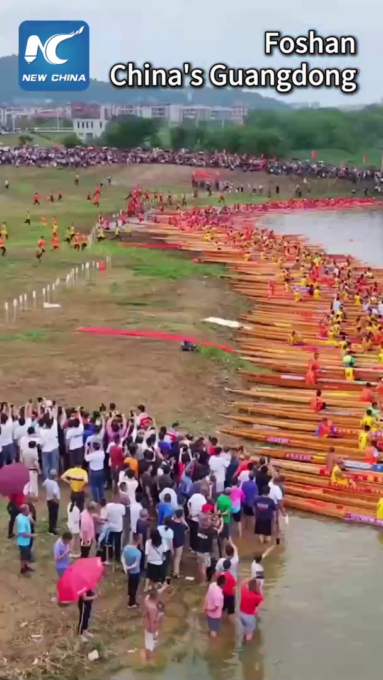 Cina: impressionante gara di barche drago a Foshan