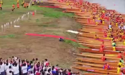 Cina: impressionante gara di barche drago a Foshan