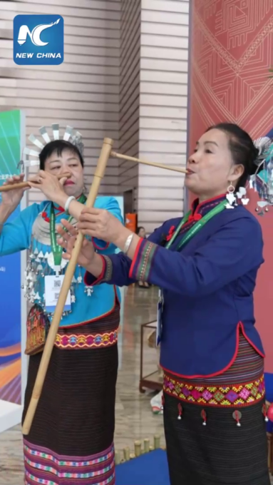 Cina: sguardo a duetto unico di flauto nasale e zhuoba dell’etnia Li ad Hainan