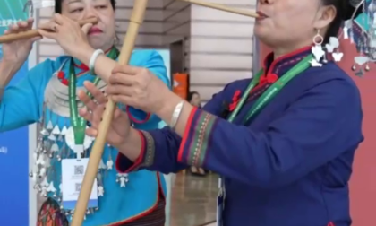 Cina: sguardo a duetto unico di flauto nasale e zhuoba dell'etnia Li ad Hainan
