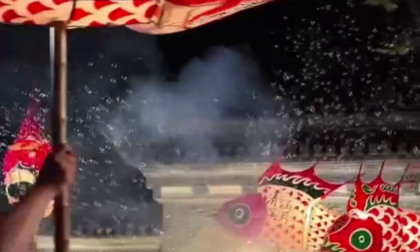 Cina: parata di lanterne a forma di pesce in un antico villaggio