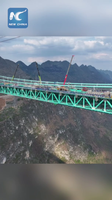 Cina: ponte più alto al mondo in costruzione nel Guizhou